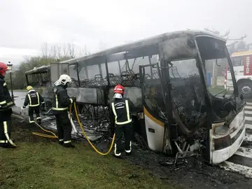 Los bomberos sofocan el fuego del autobús escolar que ha ardido en Teo Los bomberos sofocan el fuego del autobús escolar que ha ardido en Teo