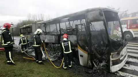 Los bomberos sofocan el fuego del autobús escolar que ha ardido en Teo Los bomberos sofocan el fuego del autobús escolar que ha ardido en Teo