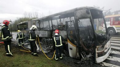 Arde un autobús escolar que transportaba a alumnos en Teo (La Coruña)
