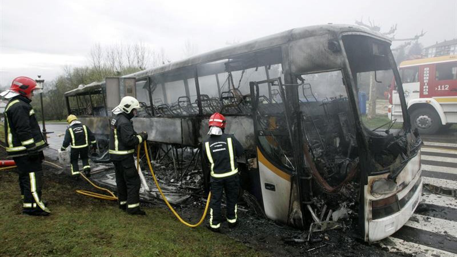 Arde un autobús escolar que transportaba a alumnos en Teo (La Coruña)