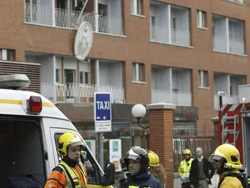 Bomberos y personal sanitario, en el exterior de La Milagrosa Bomberos y personal sanitario, en el exterior de La Milagrosa