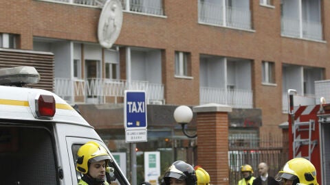 Bomberos y personal sanitario, en el exterior de La Milagrosa