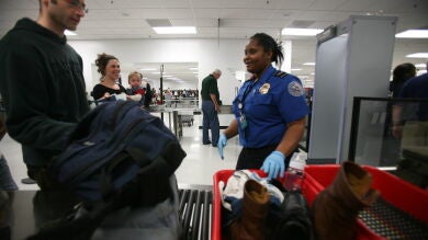 Refuerzan la seguridad en aeropuertos británicos por posible amenaza terrorista