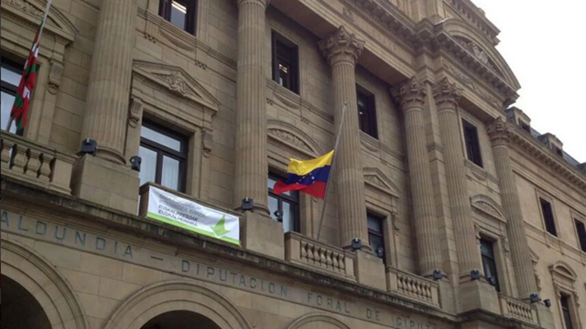 Bandera de Venezuela en la Diputación de Guipúzcoa Bandera de Venezuela en la Diputación de Guipúzcoa