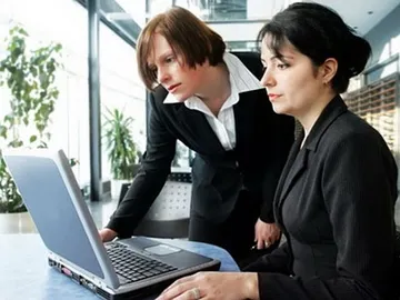 Dos mujeres trabajando Dos mujeres trabajando