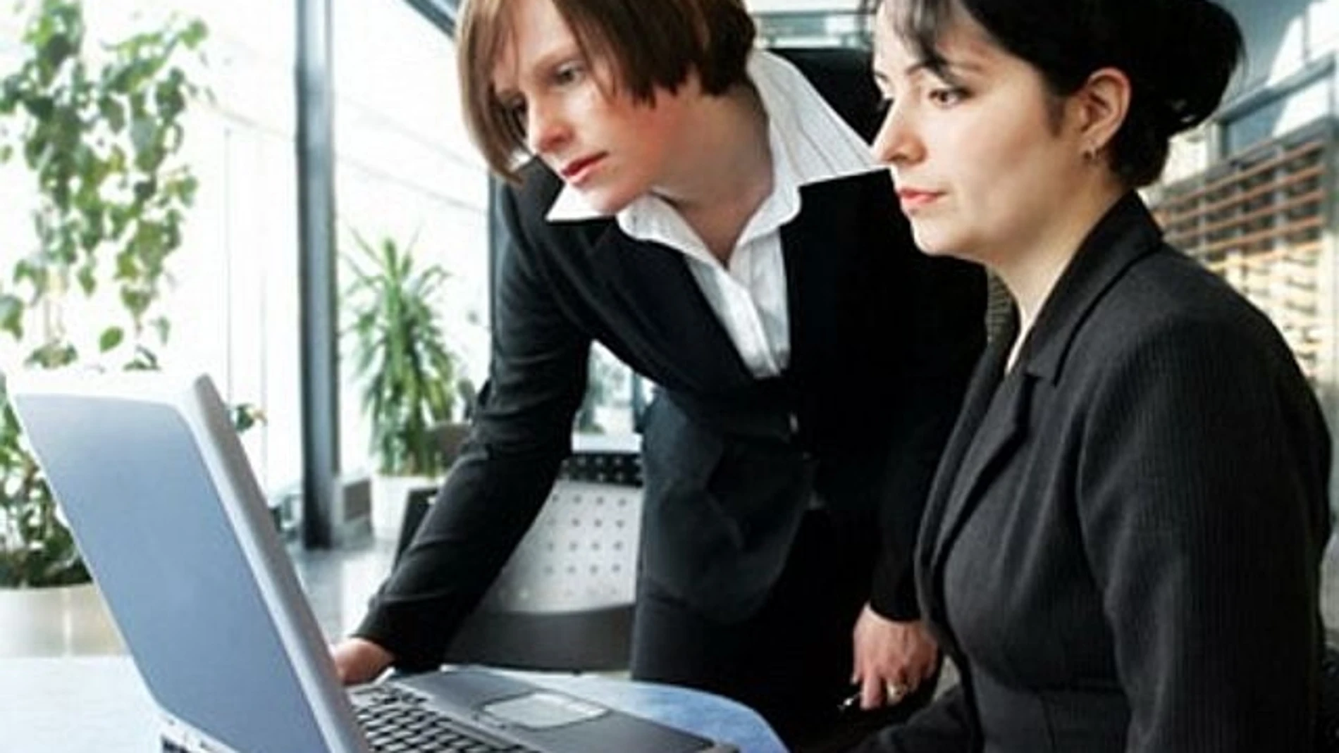 Dos mujeres trabajando Dos mujeres trabajando