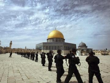 Agentes antidisturbios israelíes efectúan una carga policial en el Monte del Templo en Jerusalén