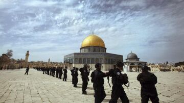 Agentes antidisturbios israelíes efectúan una carga policial en el Monte del Templo en Jerusalén