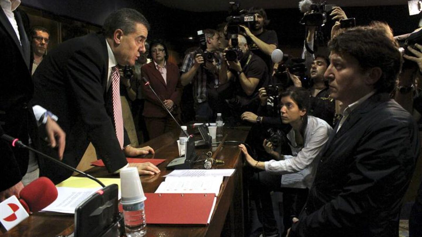 El portavoz de IAP, Ismael Álvarez (i), quien dimitió como alcalde del PP del municipio hace diez años