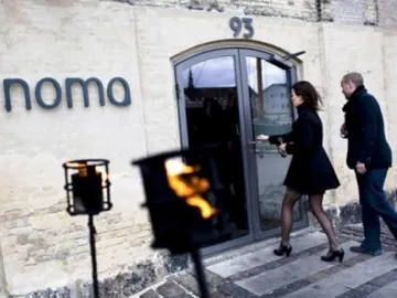 Una pareja entra en el restaurante Noma, en Copenhague Una pareja entra en el restaurante Noma, en Copenhague