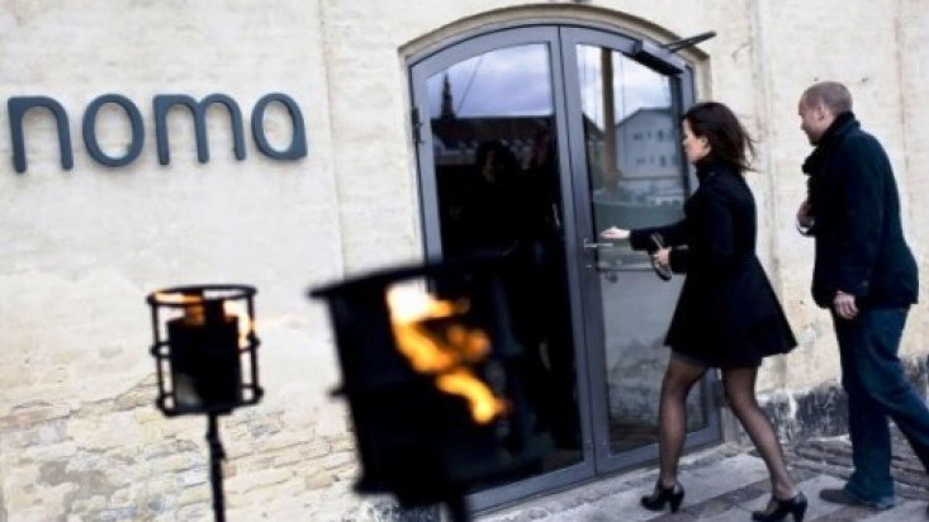 Una pareja entra en el restaurante Noma, en Copenhague