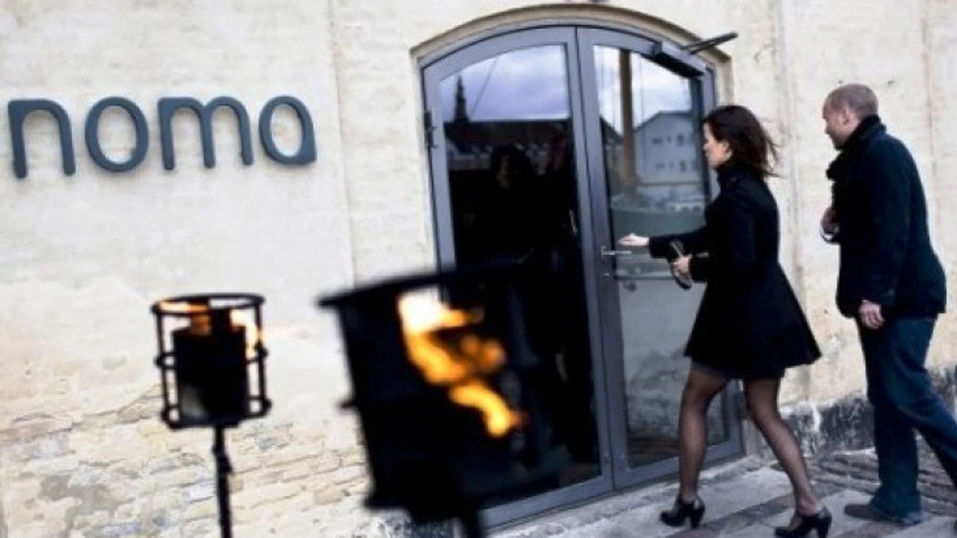 Una pareja entra en el restaurante Noma, en Copenhague Una pareja entra en el restaurante Noma, en Copenhague