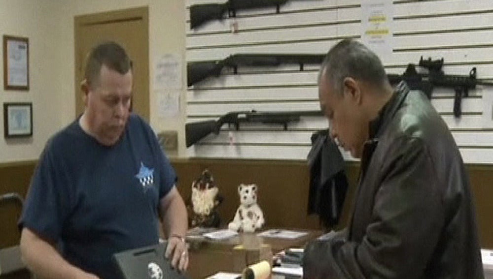 Un hombre compra un arma en EEUU