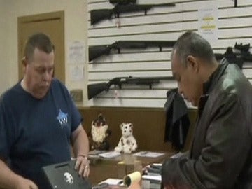 Un hombre compra un arma en EEUU Un hombre compra un arma en EEUU
