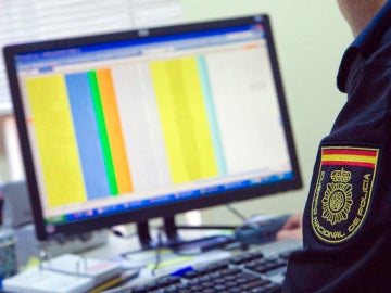 Un miembro del Grupo de Delitos Telemáticos de la Policía Nacional sigue el rastro de un ciberdelincuente