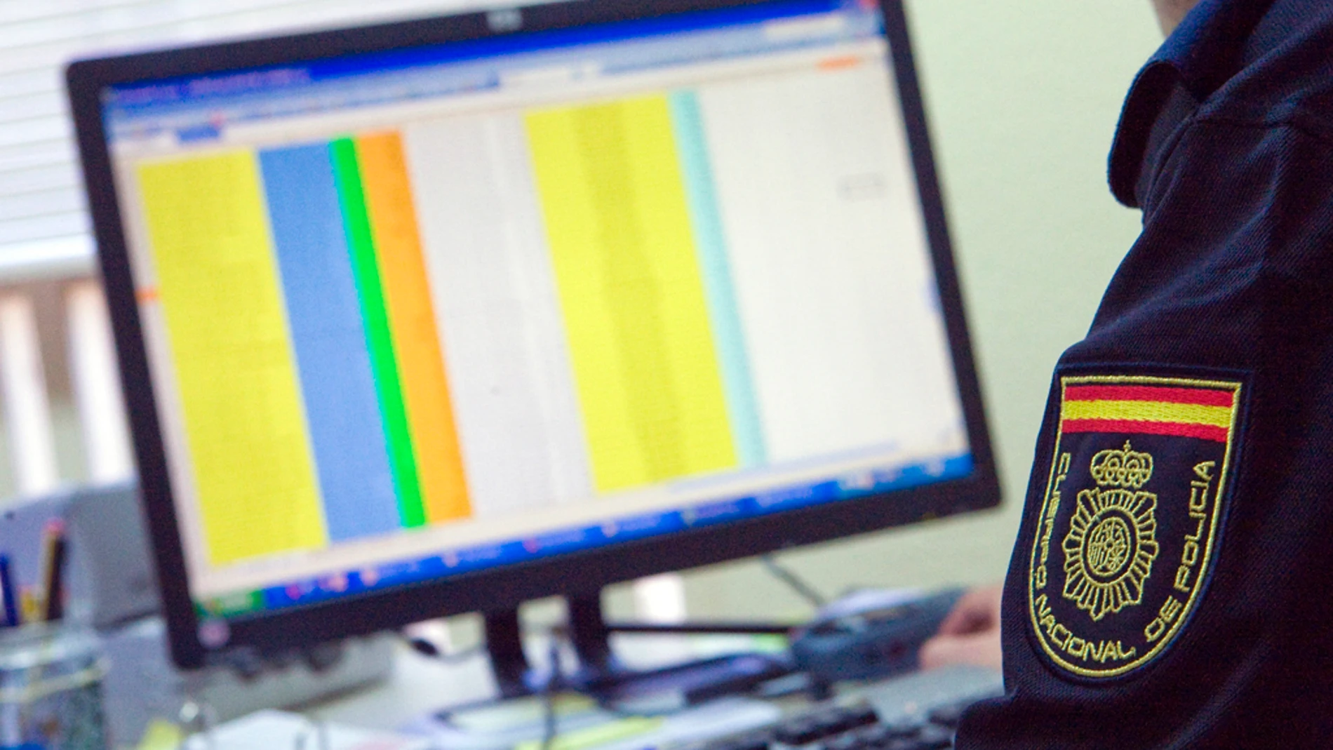Un miembro del Grupo de Delitos Telemáticos de la Policía Nacional sigue el rastro de un ciberdelincuente Un miembro del Grupo de Delitos Telemáticos de la Policía Nacional sigue el rastro de un ciberdelincuente