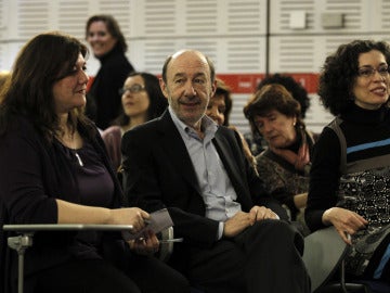 Rubalcaba en un debate del partido en Valencia