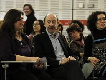 Rubalcaba en un debate del partido en Valencia Rubalcaba en un debate del partido en Valencia