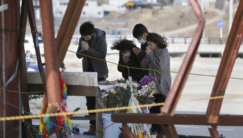 Los japoneses rinden homenaje a las víctimas del tsunami