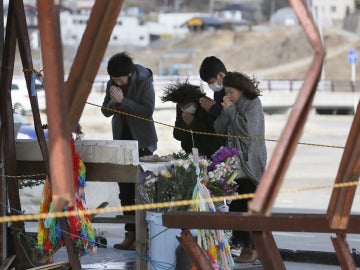 Los japoneses rinden homenaje a las víctimas del tsunami