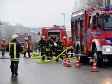 Bomberos alemanes sofocan el fuego