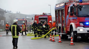 Bomberos alemanes sofocan el fuego