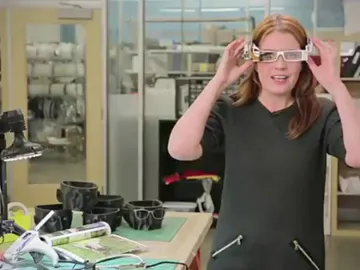Una mujer con las Google Glass Una mujer con las Google Glass