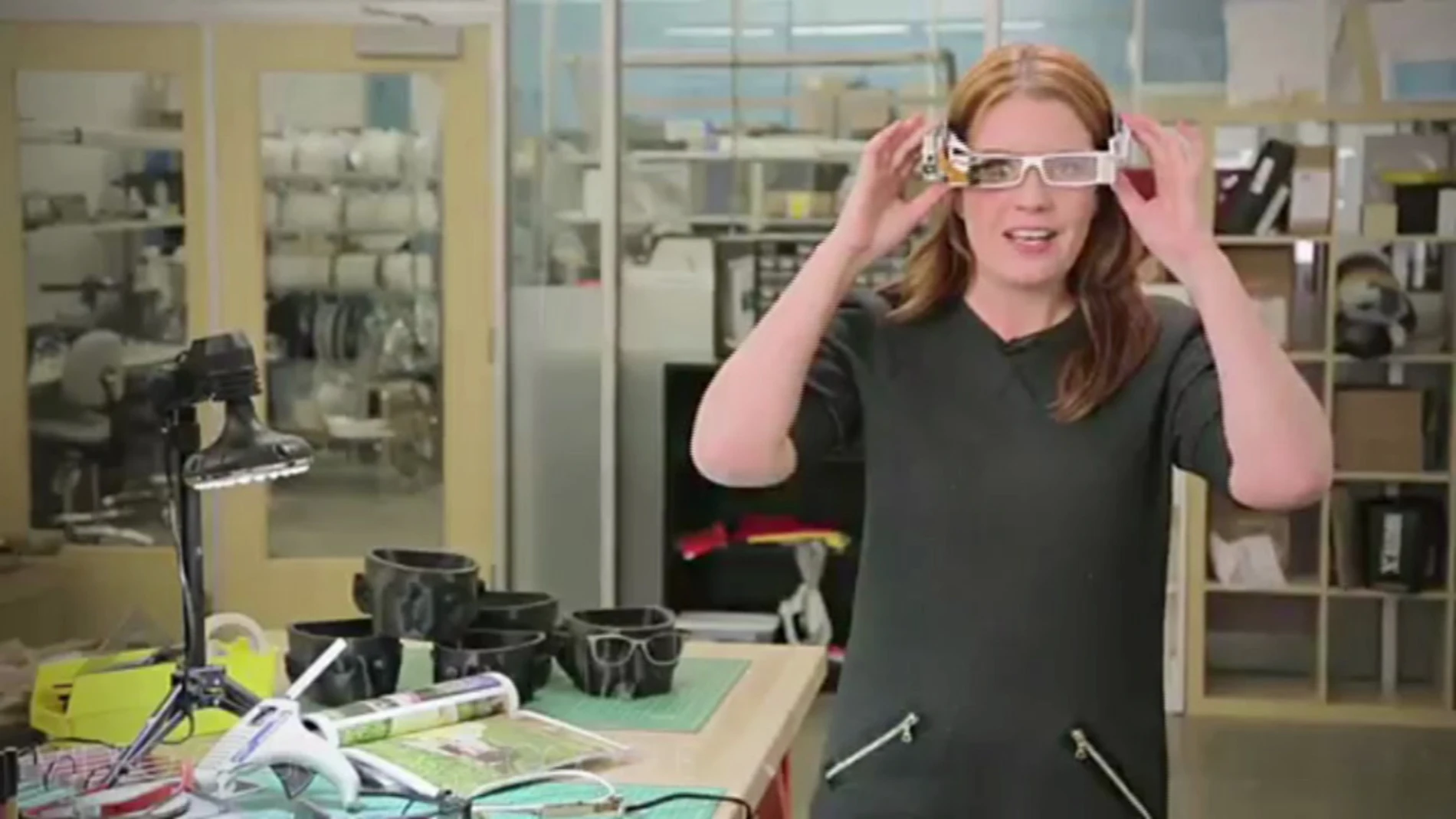 Una mujer con las Google Glass Una mujer con las Google Glass