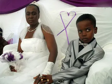 Boda entre una mujer de 61 años y un niño de 8 Boda entre una mujer de 61 años y un niño de 8