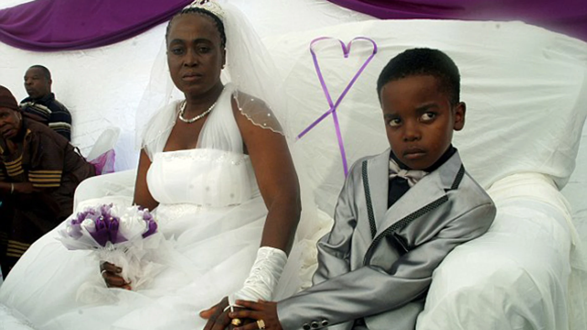 Boda entre una mujer de 61 años y un niño de 8 Boda entre una mujer de 61 años y un niño de 8