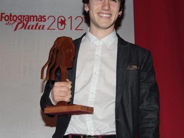 El actor Álex Monner, tras recibir el Fotogramas de Plata a "Mejor actor de televisión", por su trabajo en "Pulseras rojas"