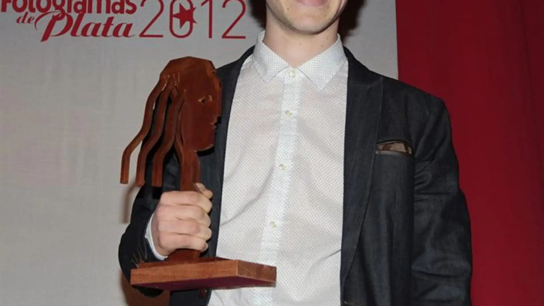 El actor Álex Monner, tras recibir el Fotogramas de Plata a "Mejor actor de televisión", por su trabajo en "Pulseras rojas"