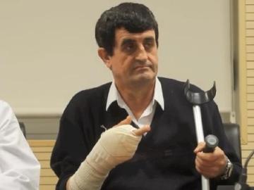 El paciente con la mano vendada tras la operación