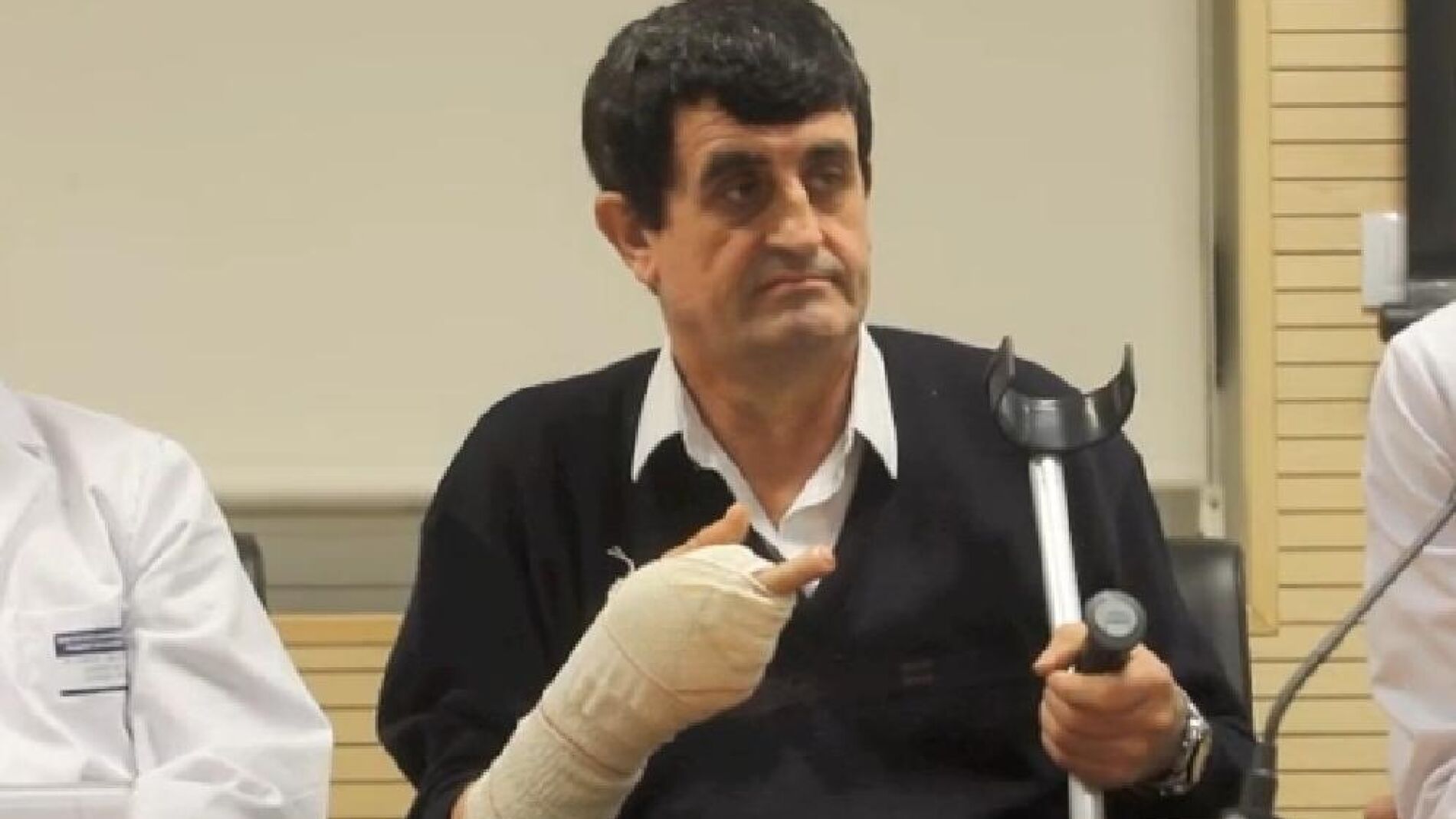 El paciente con la mano vendada tras la operaci&oacute;n