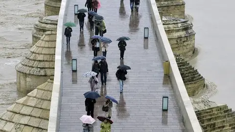 Aspecto de la crecida del río Guadalquivir a su paso por el Puente Romano de Córdoba Aspecto de la crecida del río Guadalquivir a su paso por el Puente Romano de Córdoba