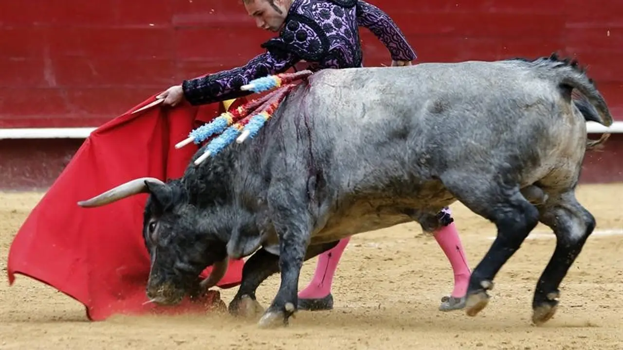 El diestro David Esteve da un pase con la muleta a su primero