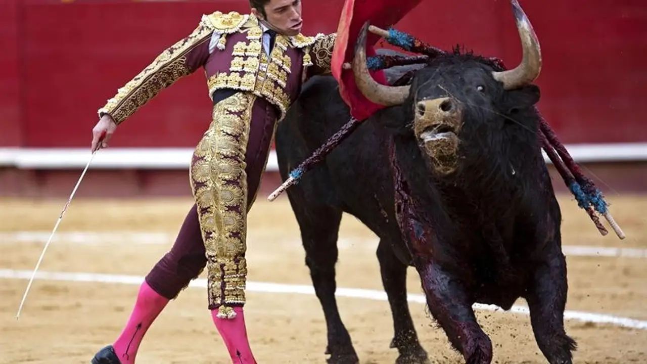 El diestro madrileño Fernando Robleño durante su faena