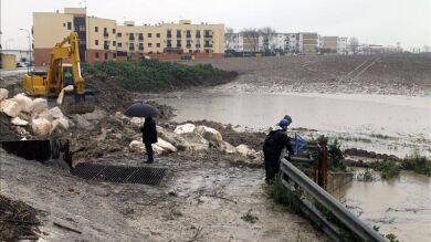 La UME interviene en Écija ante la crecida del río Genil