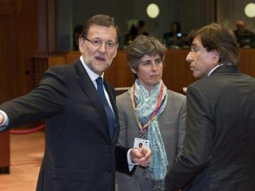 Mariano Rajoy charla con colegas europeos durante la reunión en Bruselas