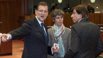 Mariano Rajoy charla con colegas europeos durante la reunión en Bruselas