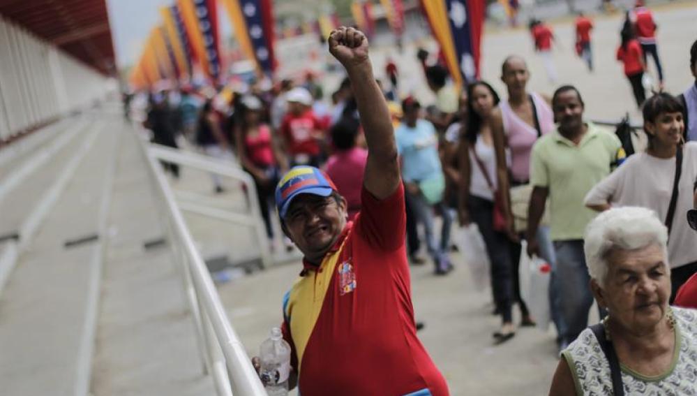 Seguidores del fallecido presidente venezolano Hugo Chávez hacen fila 