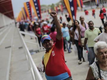 Seguidores del fallecido presidente venezolano Hugo Chávez hacen fila 