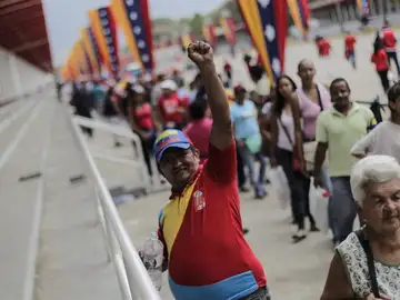 Seguidores del fallecido presidente venezolano Hugo Chávez hacen fila Seguidores del fallecido presidente venezolano Hugo Chávez hacen fila