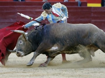El matador Diego Urdiales durante la faena a su primer toro