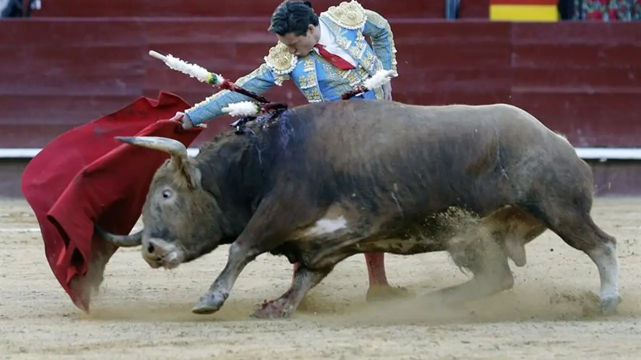 El matador Diego Urdiales durante la faena a su primer toro