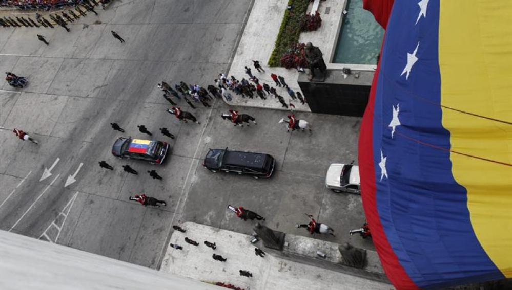 El féretro del fallecido presidente venezolano Hugo Chávez es trasladado por un coche fúnebre