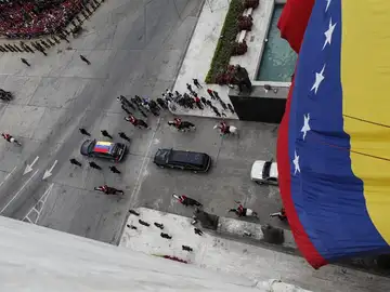 El féretro del fallecido presidente venezolano Hugo Chávez es trasladado por un coche fúnebre El féretro del fallecido presidente venezolano Hugo Chávez es trasladado por un coche fúnebre