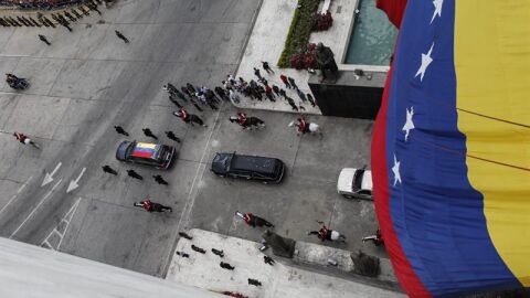 El f&eacute;retro del fallecido presidente venezolano Hugo Ch&aacute;vez es trasladado por un coche f&uacute;nebre