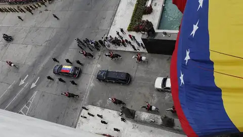 El féretro del fallecido presidente venezolano Hugo Chávez es trasladado por un coche fúnebre El féretro del fallecido presidente venezolano Hugo Chávez es trasladado por un coche fúnebre