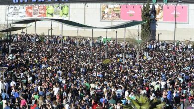Miles de jóvenes llenan el botellódromo de Granada